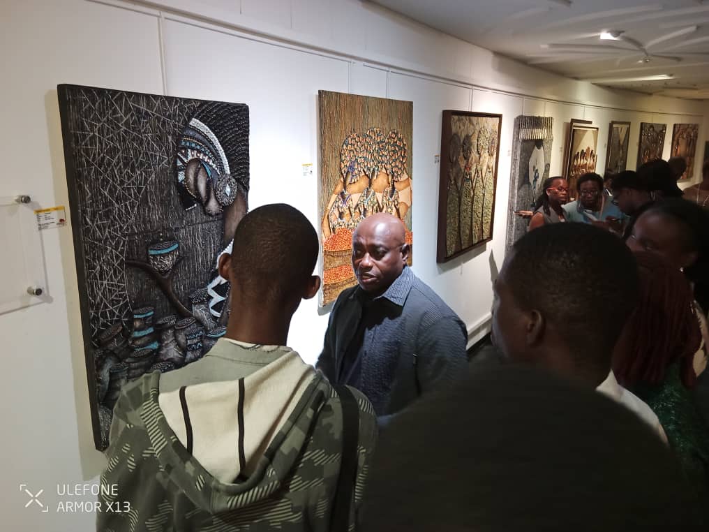 Maurhy F. échangeant avec les visiteurs